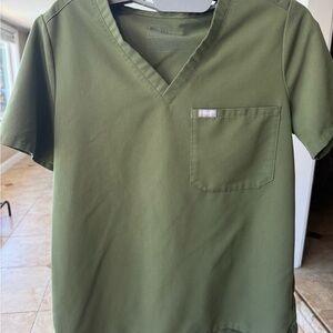 FIGS Women’s Catarina Scrub Top Medium in
Dark Olive